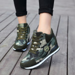 Camouflage sports shoes