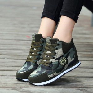 Camouflage sports shoes