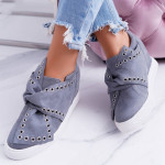 Women's casual shoes with rivets