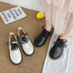 Women's shoes with flat shoes